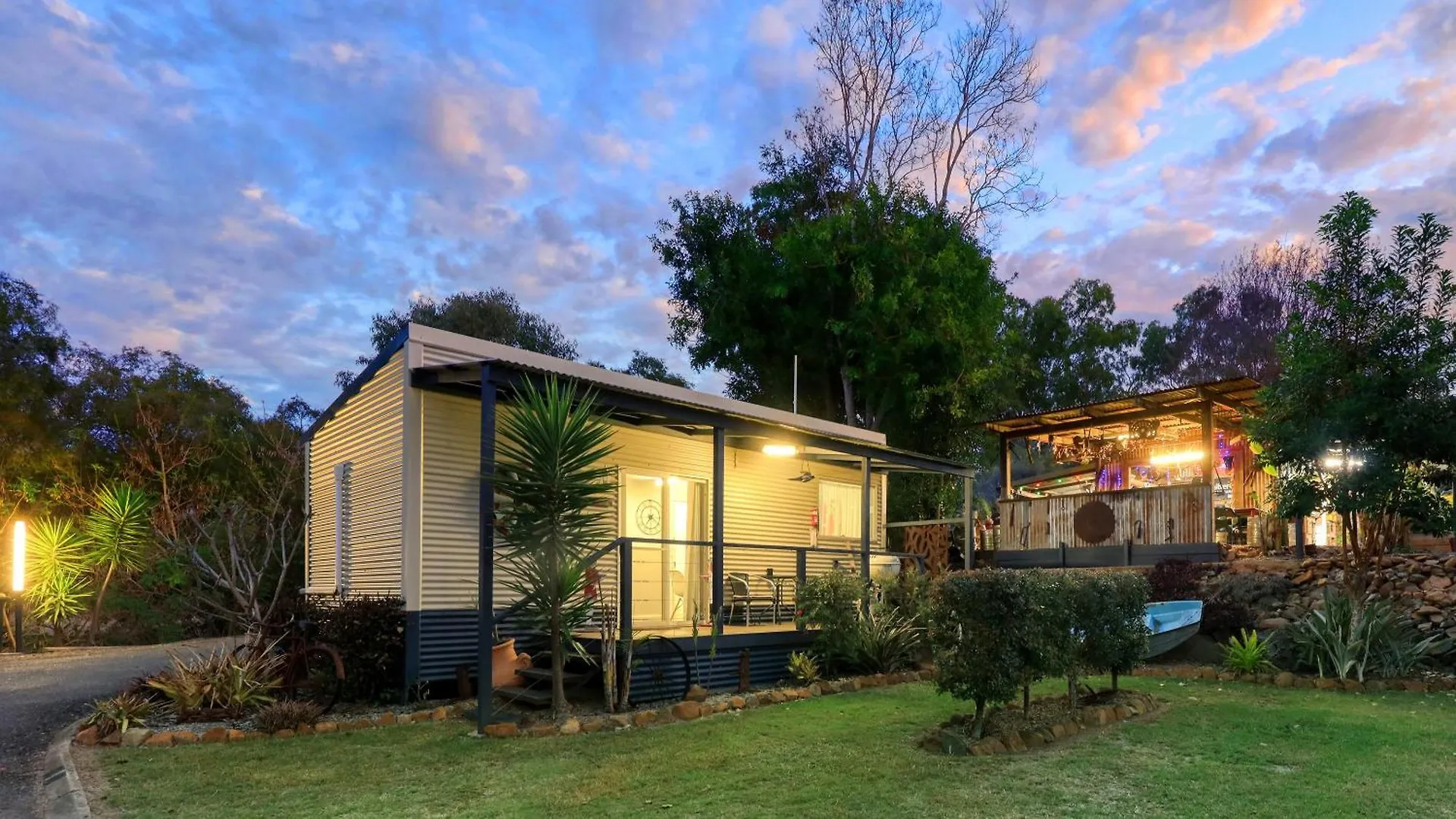 Silver Wattle Cabins Mount Morgan 0*,