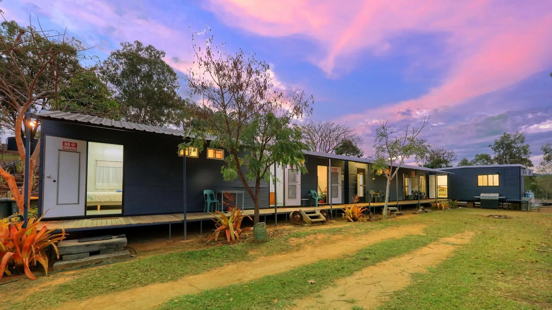 Silver Wattle Cabins Mount Morgan 0*,