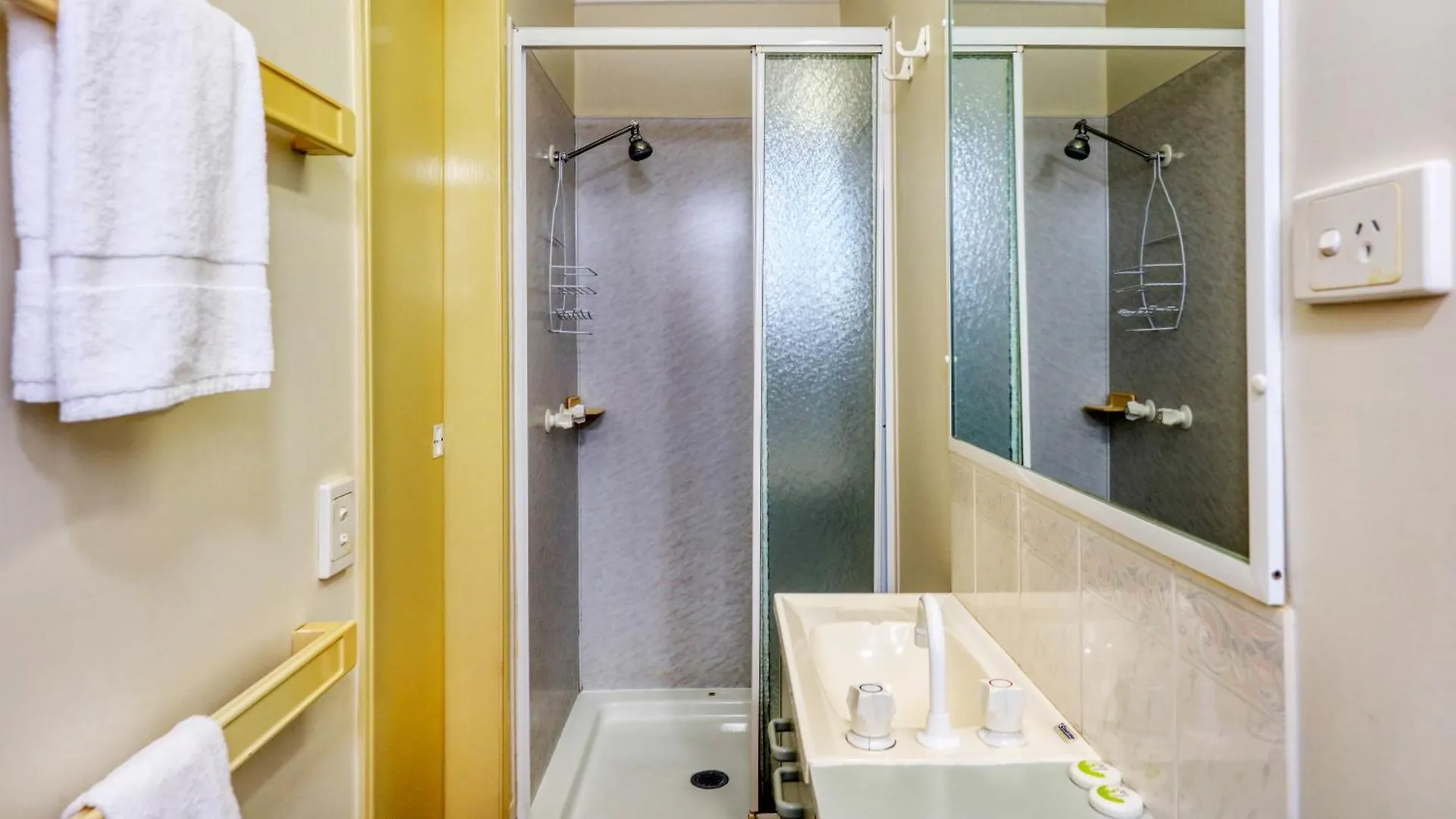 Silver Wattle Cabins Mount Morgan Motell